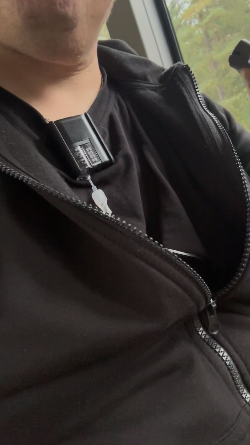 Mobi klipsattuna paidan kaulukseen