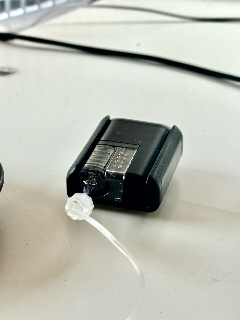 Mobin klipsillinen kuori pöydällä